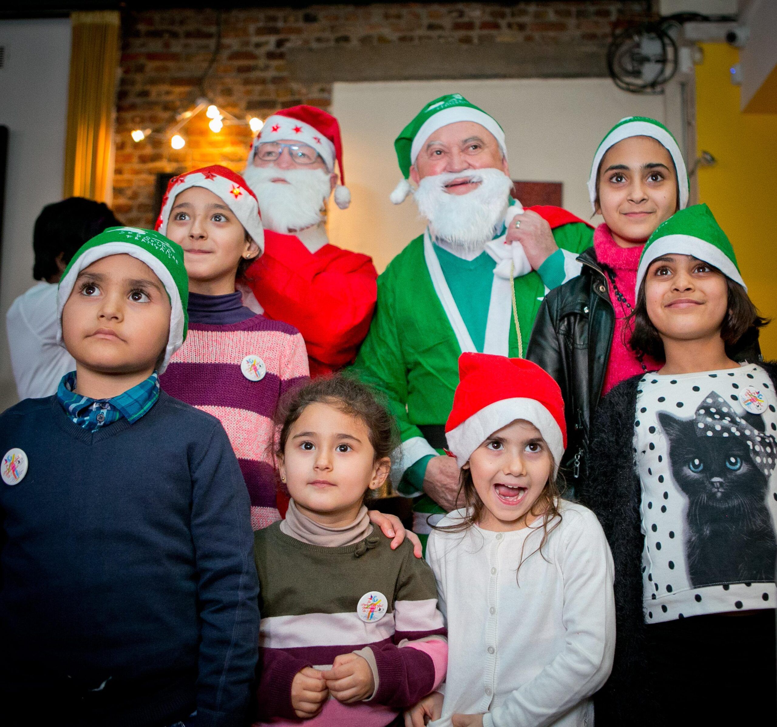 Les Pères Noël verts répondent toujours présents. Ici, un réveillon avec des enfants réfugiés venant de Syrie et d'Irak. Image d'archive de Noël 2015. Les Pères Noël verts répondent toujours présents. Ici, un réveillon avec des enfants réfugiés venant de Syrie et d'Irak. Image d'archive de Noël 2015.