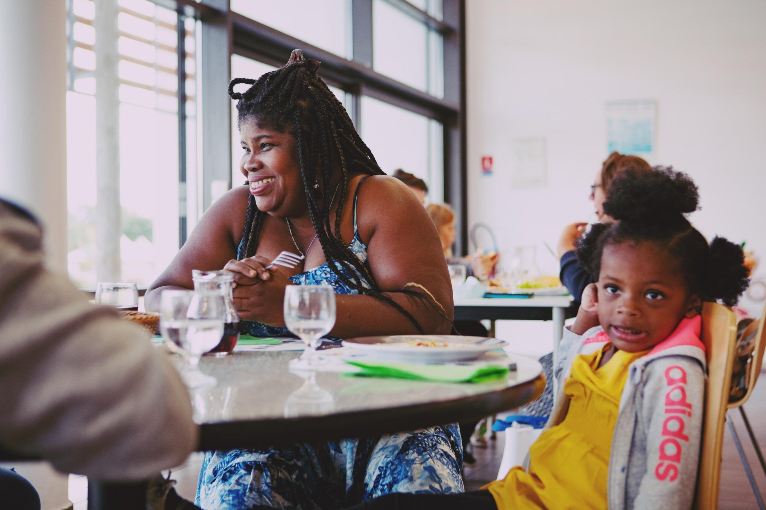 L'un des plaisirs de cette semaine de vacances en pension complète, de l'avis d'Agnès comme de toutes les mamans, est de pouvoir se mettre les pieds sous la table.
Île d'Oléron : un repos mérité pour les mamans courage