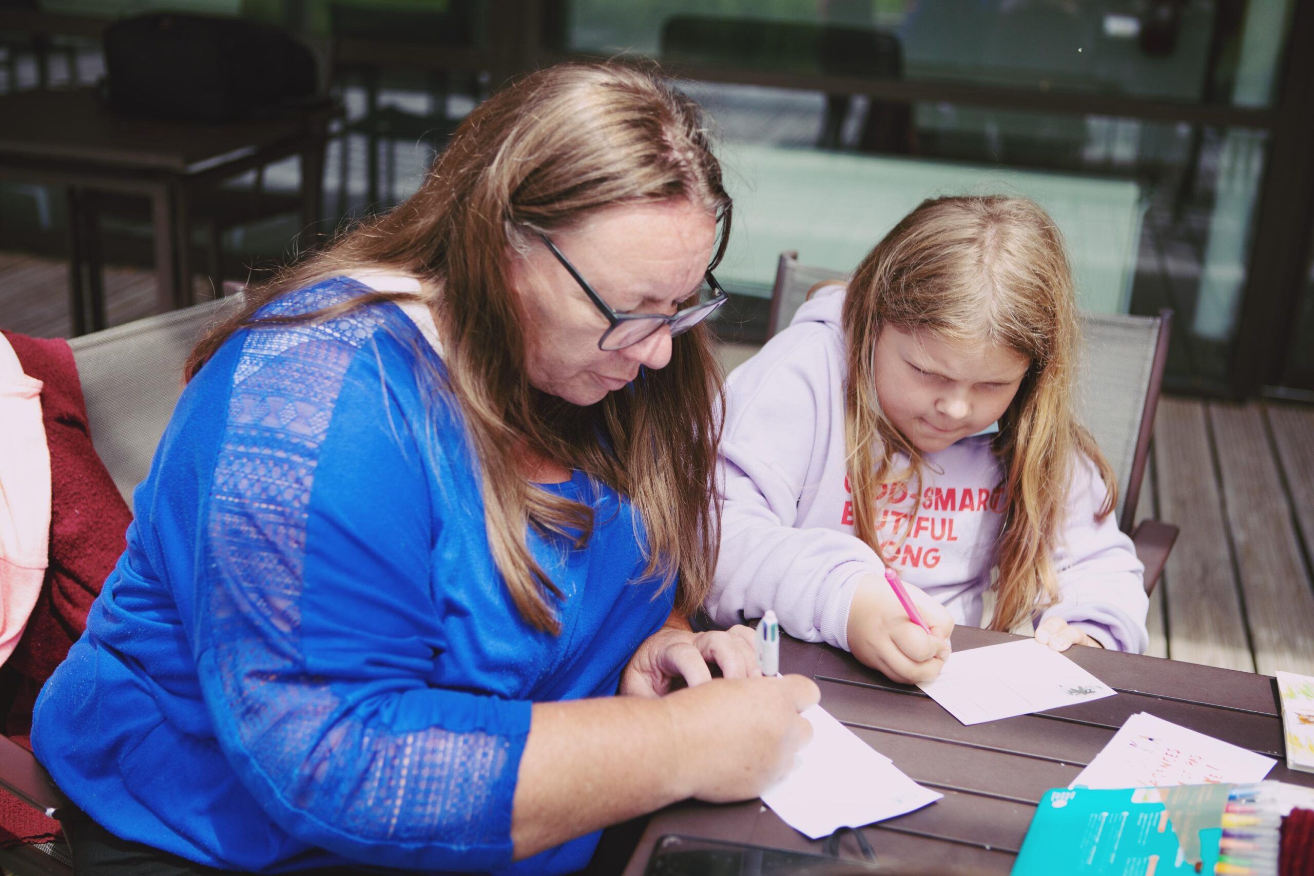 Anne et sa fille Léonie écrivent quelques cartes postales au village de vacances de La Martière, à Saint-Pierre-d'Oléron.
Île d'Oléron : un repos mérité pour les mamans courage
