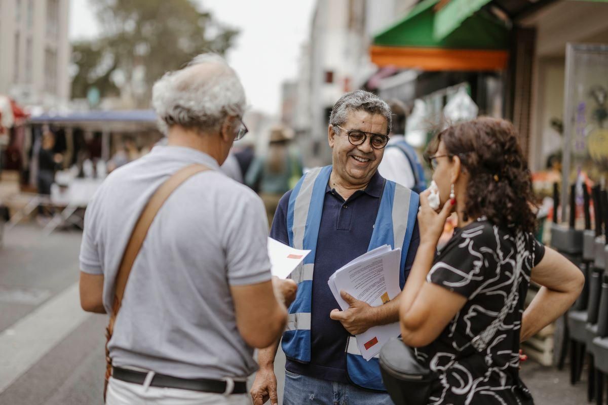 A l'image de Fathi Tlili, responsable du Secours populaire à Aubervilliers, les bénévoles sont connus des passants et la conversation s'engage facilement. L'élan de solidarité se révèle très fort.