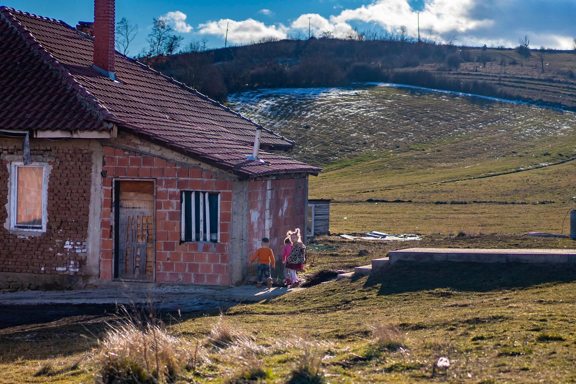Kosovo : A Vushtrri, la solidarité se cultive sous serre