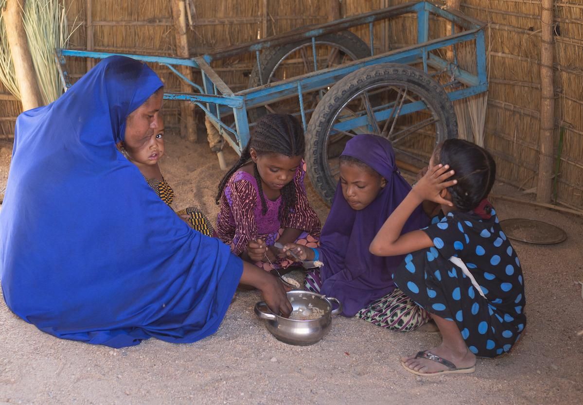 Une famille, dont les revenus ont été impactés par la crise liée au Covid-19, se nourrit après avoir reçu une aide alimentaire de HED-Tamat. Dagaba, Niger, novembre 2021
Niger : HED-Tamat, un arbre dans le désert