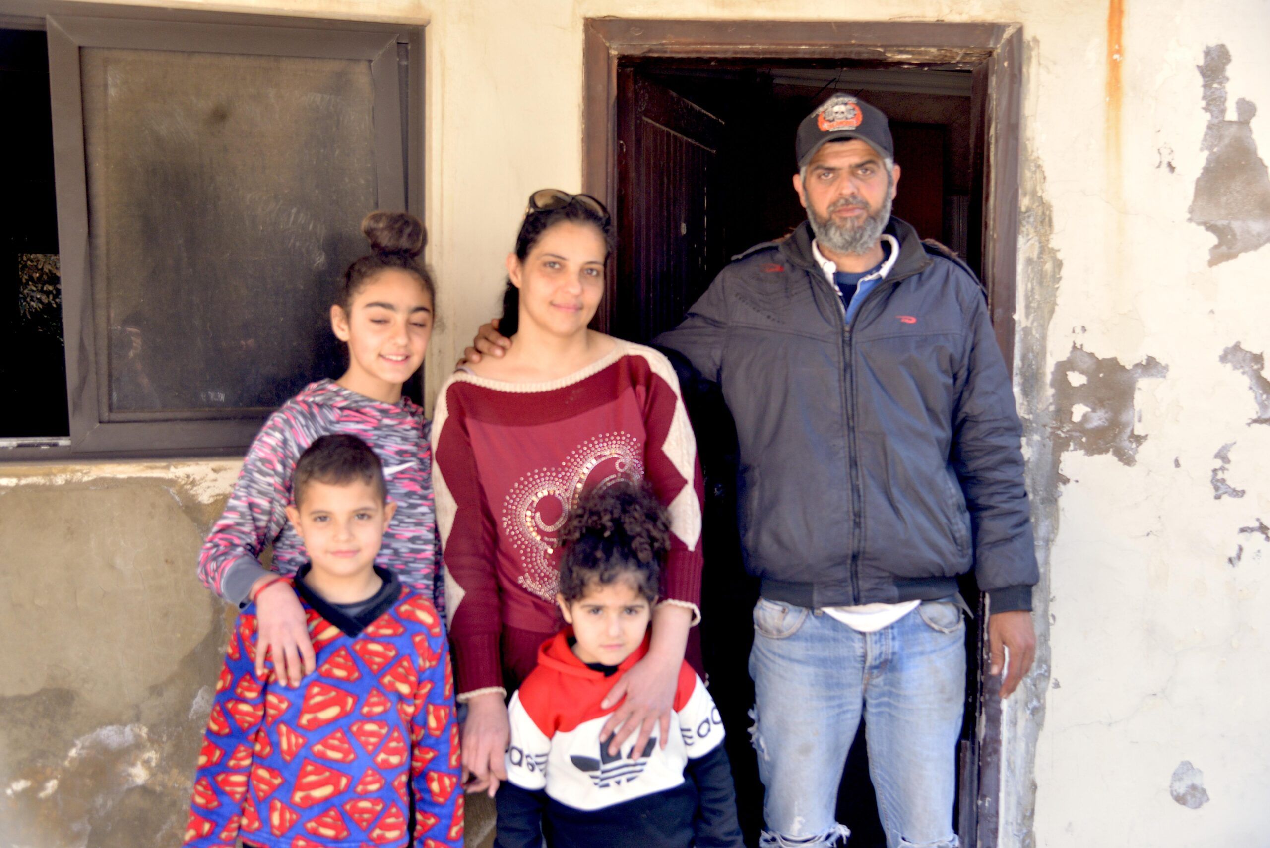Alya Akkaoui devant sa maison à Tripoli, dans le quartier de El-Mina, avec son mari Ahmad et ses enfants Razane, Adam et Naya.
Liban le quotidien de la faim