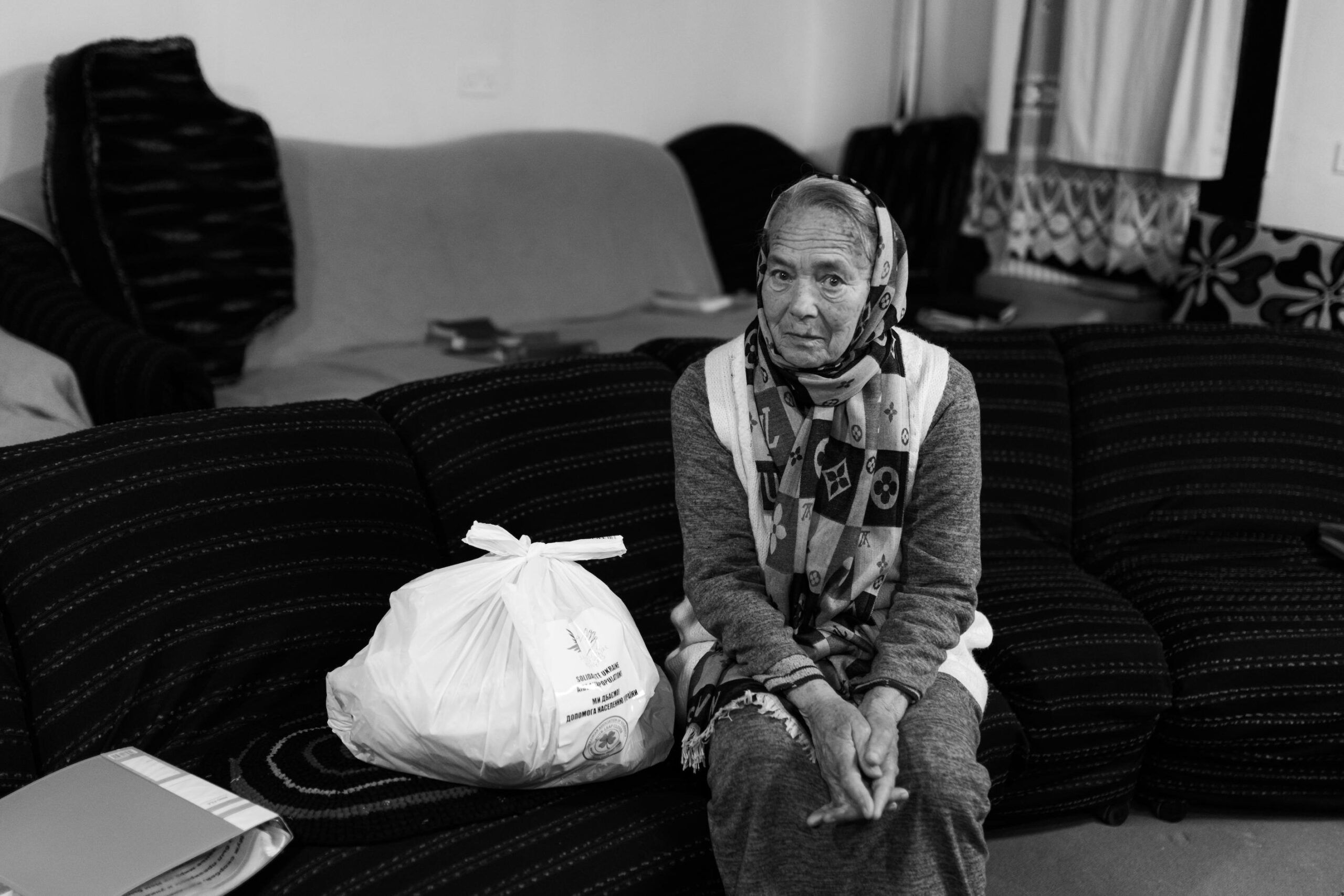 Une personne âgée d'Odessa reçoit la visite des volontaires de Four-Leaf Clover : la remise d'un colis alimentaire est aussi l'occasion de parler et d'apaiser les peurs. Odessa, le 17 mars 2022.
Odessa Les enfants vivent au rythme des raids aériens