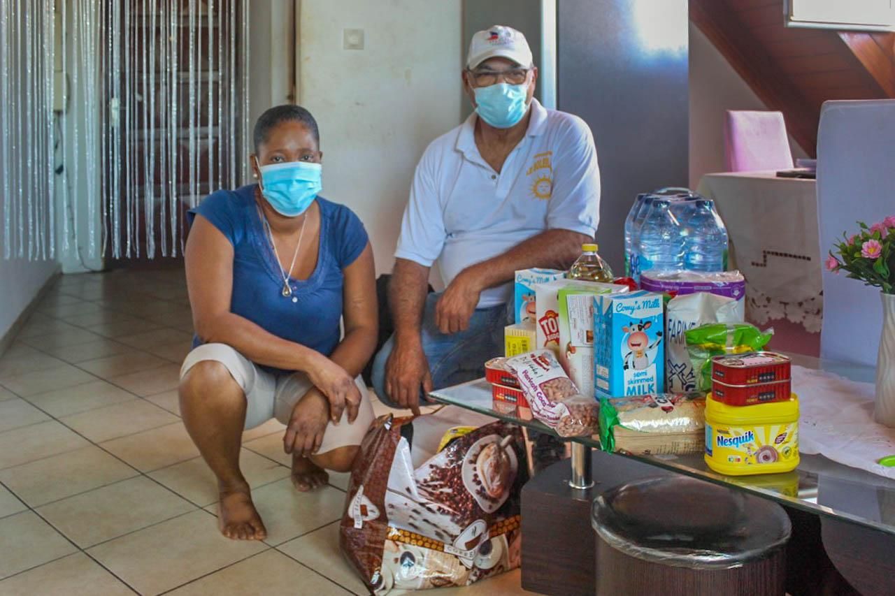 Max Bordey, coordinateur de l'association Soleil d'Or, en compagnie de Madame Guillaume, accompagnée dans le cadre du programme d'aide alimentaire mis en place grâce au soutien du SPF - Guadeloupe, Basse-Terre, janvier 2021
Guadeloupe : crise sociale et cœurs d’or
