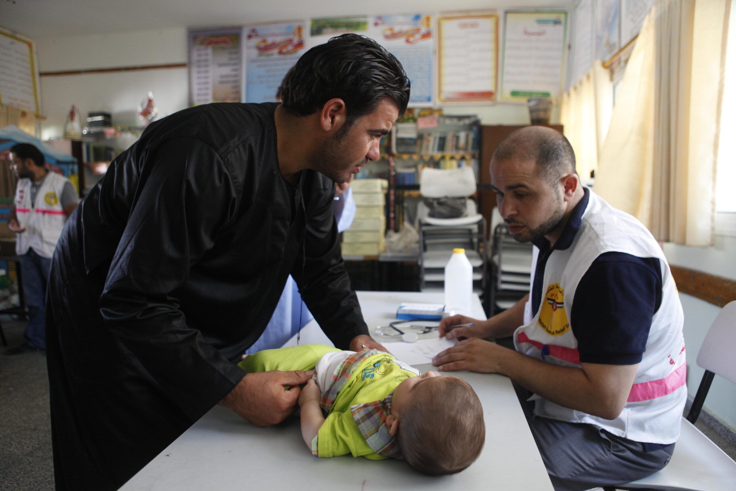 Un médecin de PMRS reçoit un père gazaoui et son bébé pour une consultation.
Palestine : après les violences, Gaza panse ses plaies