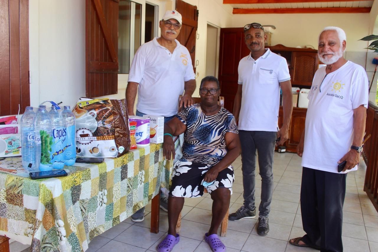Madame Palatin, entourée des bénévoles de Soleil d'Or venus lui apporter un colis alimentaire (de g. à dr. : Max Bordey, Jean-Michel Calidon et Robert Balthus) - Rivière-des-Pères, Guadeloupe, janvier 2021
Guadeloupe : crise sociale et cœurs d’or