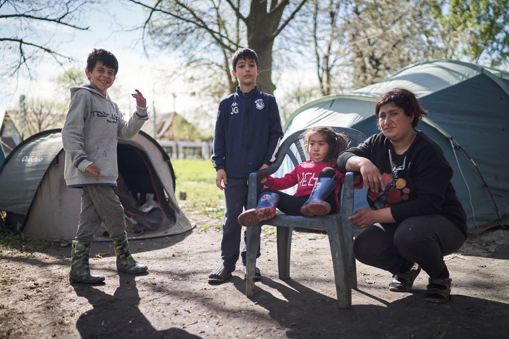 Tentes. Campement. Enfants. Femme.