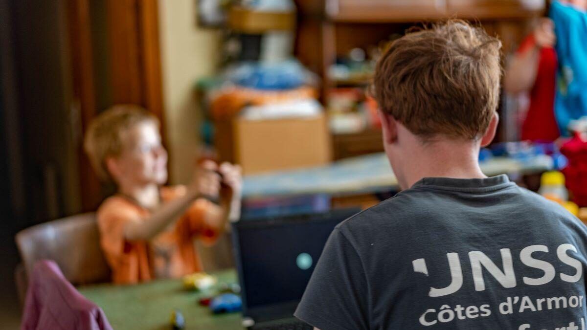 Sur la table du salon, Kilian est à l’ordinateur, prêté par le Secours populaire. Il vérifie régulièrement les devoirs à faire en se connectant à la plateforme du lycée et y prépare ses cours et ses examens oraux. Sur la table du salon, Kilian est à l’ordinateur, prêté par le Secours populaire. Il vérifie régulièrement les devoirs à faire en se connectant à la plateforme du lycée et y prépare ses cours et ses examens oraux.