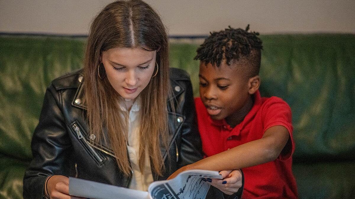 Camille fait partie de la vingtaine d'étudiants qui se rendent à domicile pour accompagner les élèves - ici Jérémy - aussi bien sur le plan scolaire que pour des sorties culturelles.