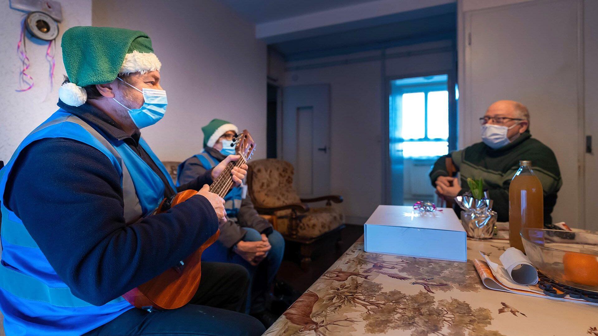 Accompagné de sa guitare, Lionel chante une chanson de mariniers à Michel, qui apprécie l'univers de la marine à voiles sur la Loire.