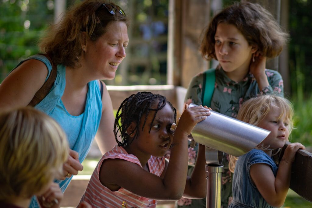 Ghift, 5 ans, est partie en vacances pendant deux semaines dans une famille d’accueil membre de l’association Europa Kinderhulp, à Rotterdam, au cours de l’été 2019. Journée au zoo et scènes de la vie quotidienne.