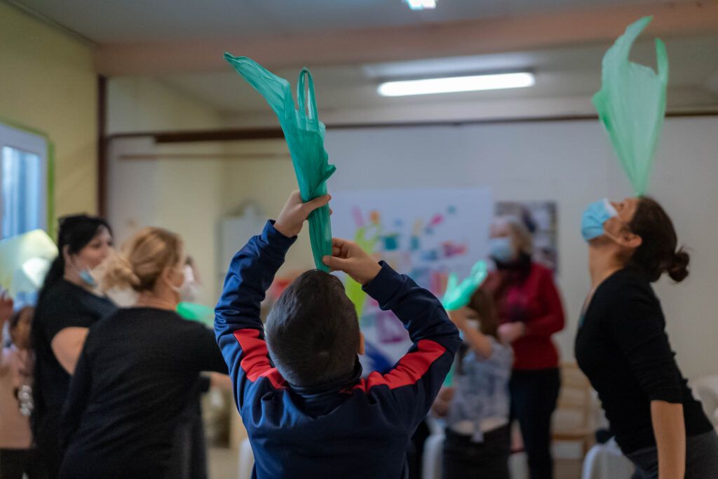 Les participants font tenir un sac plastique posé en équilibre sur leur front.