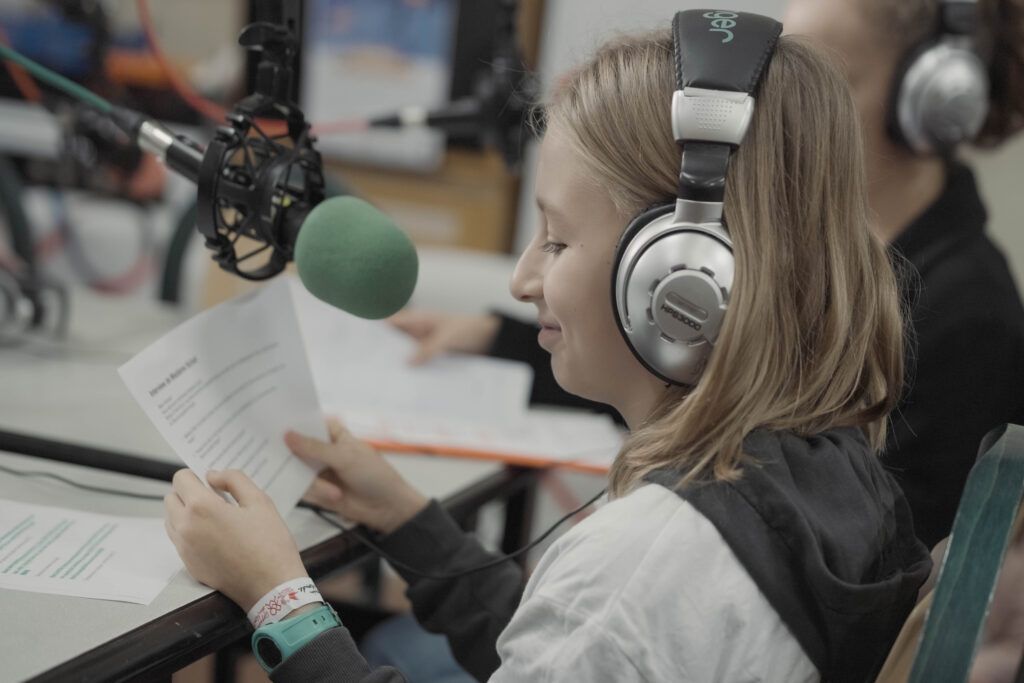 Enregistrement d'une émission radio par les Copain du Monde de Caen avec une radio locale.