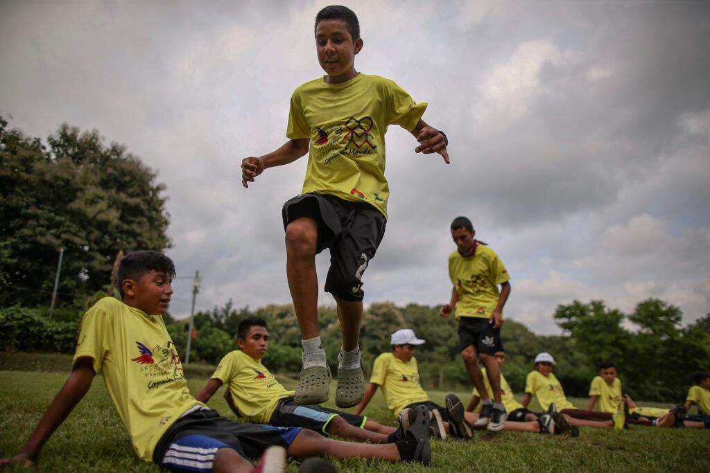 Des Copain du Monde participent à des jeux de plein air.