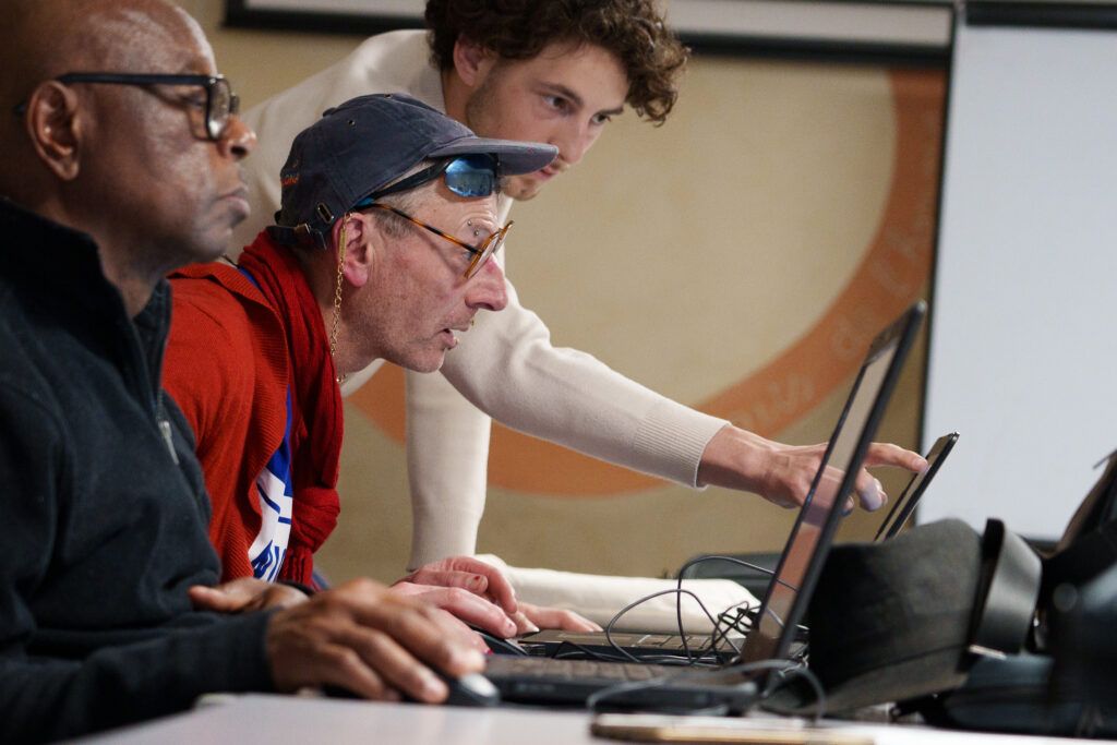 Des personnes aidées participent à un atelier numérique qu'animent des bénévoles.