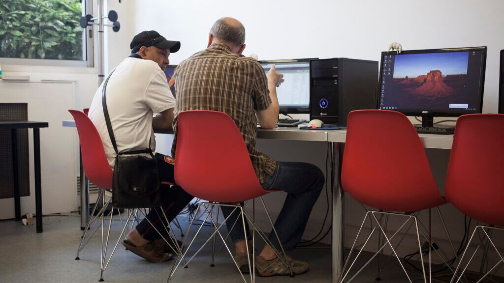 Antenne Bayet au 6 rue Albert-Bayet (13e arrondissement) : l’antenne Bayet, propose de très nombreuses activités et services. Dont les permanences emplois ayant pour objectif de proposer aux demandeurs d’emploi rencontrant des difficultés particulières dans leurs démarches du fait d’une situation de précarité, un accompagnement renforcé, personnalisé et global, de façon à faciliter leur retour vers l’emploi et/ou la formation.