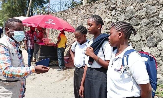 Les bénévoles et animateurs de l'association FDAPID se rendent régulièrement dans les écoles ou auprès des jeunes pour les sensibiliser aux pratiques sanitaires adaptées face au virus Ebola.