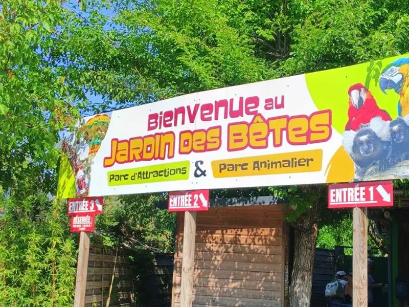 Devant le Jardin des bêes à Gages