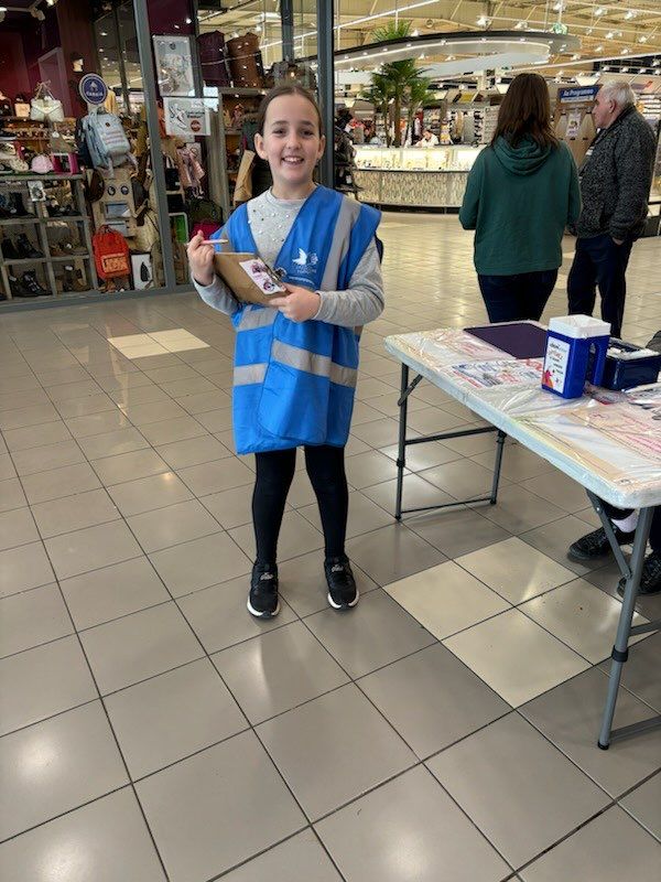 deux filles, magasin, don'action