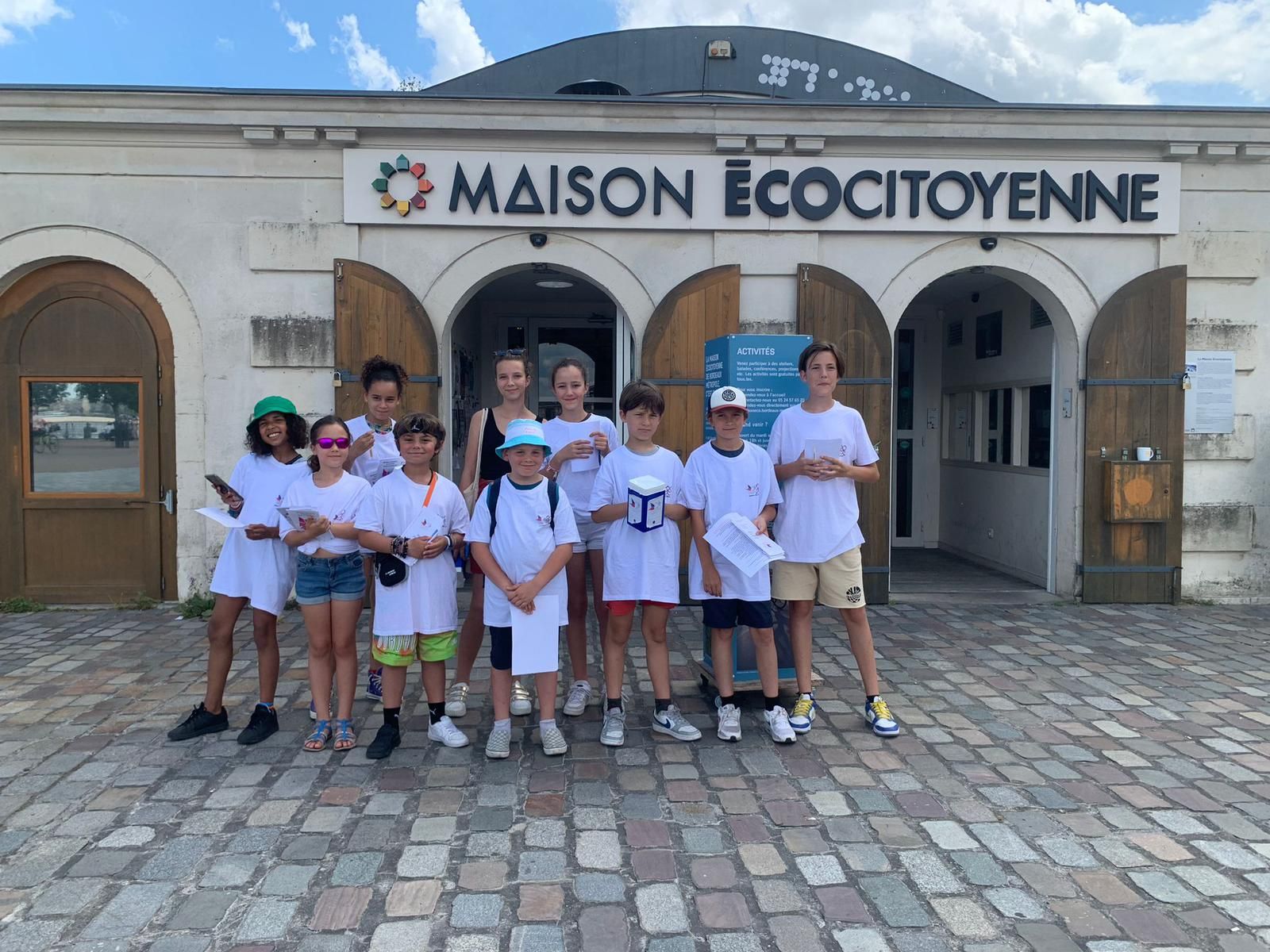 Un groupe d'enfants sont en face de la Maison écocitoyenne de Bordeaux 