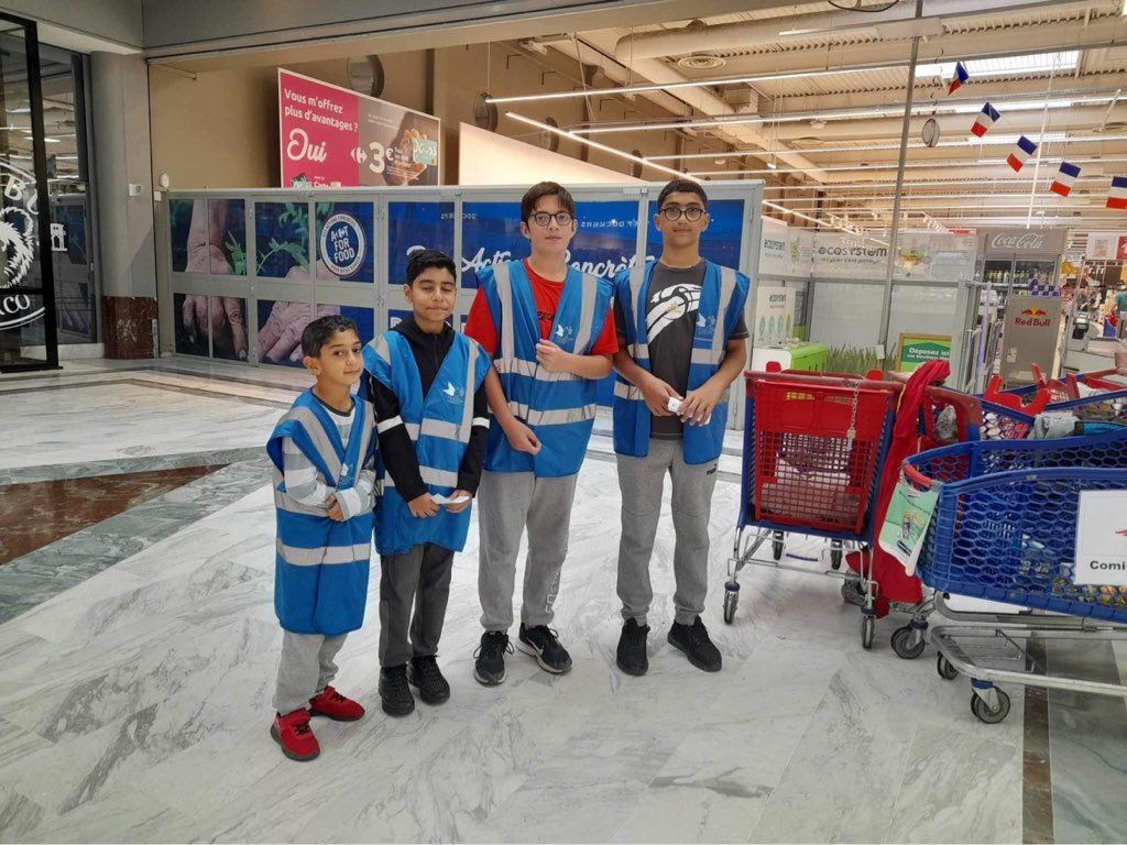 4 enfants côte à côte