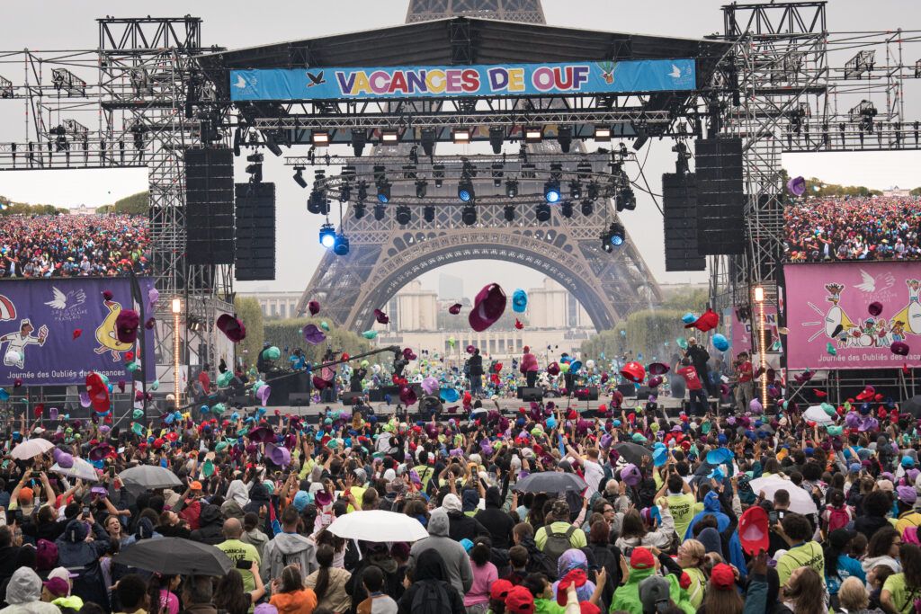 Chaque année, le Secours populaire organise des « Journée des oubliés des vacances » pour les enfants qui ne sont pas partis. Cette année, à l’occasion des 80 ans de l’association, la Journée des oubliés des vacances prend une ampleur inédite : 40 000 enfants venus de toute la France, mais aussi d'Europe et du monde sont attendus à Paris pour une journée de vacances inoubliable.