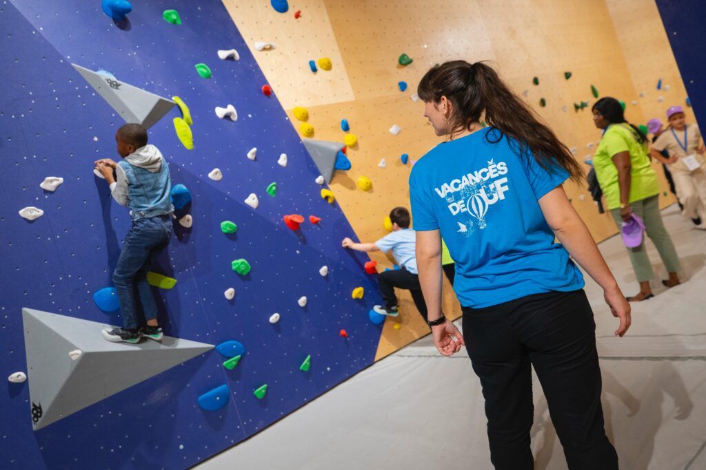 Chaque année, le Secours populaire organise des « Journée des oubliés des vacances » pour les enfants qui ne sont pas partis. Cette année, à l’occasion des 80 ans de l’association, la Journée des oubliés des vacances prend une ampleur inédite : 40 000 enfants venus de toute la France, mais aussi d'Europe et du monde sont attendus à Paris pour une journée de vacances inoubliable.
