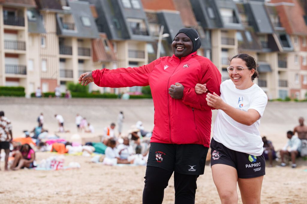 400 jeunes originaires d’Ile-de-France et du Calvados se retrouvent à Cabourg pour passer tous ensemble une journée de vacances. Il s’agit d’étudiants ou de jeunes travailleurs, voir les deux, confrontés à la précarité.