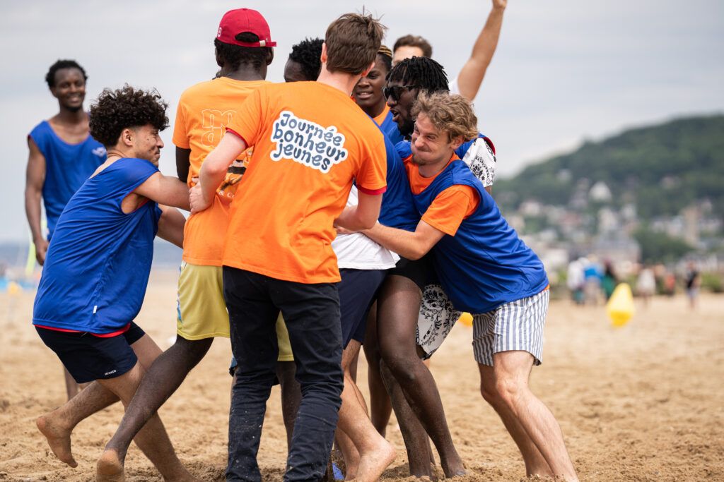 400 jeunes originaires d’Ile-de-France et du Calvados se retrouvent à Cabourg pour passer tous ensemble une journée de vacances. Il s’agit d’étudiants ou de jeunes travailleurs, voir les deux, confrontés à la précarité.