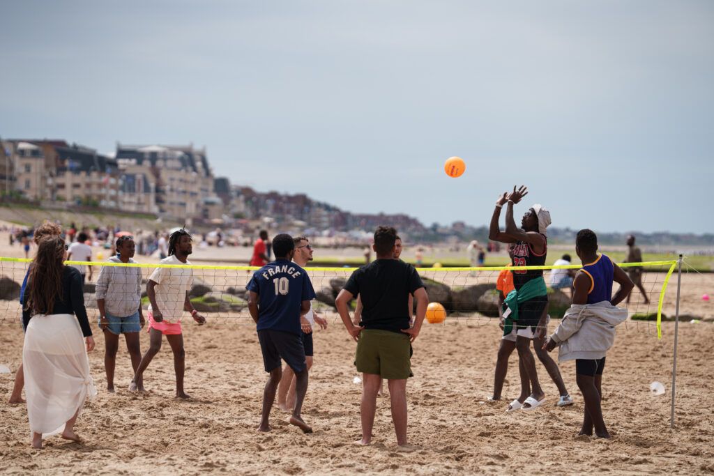 400 jeunes originaires d’Ile-de-France et du Calvados se retrouvent à Cabourg pour passer tous ensemble une journée de vacances. Il s’agit d’étudiants ou de jeunes travailleurs, voir les deux, confrontés à la précarité.