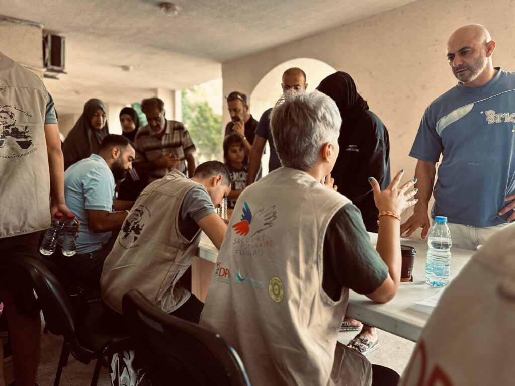 Notre partenaire DPNA vient en aide aux déplacés du Liban. Des écoles ont été transformées en refuges et DPNA et fournit du matériel de couchage et de cuisine, des kits d’hygiène, et offre un soutien psychologique aux déplacés.