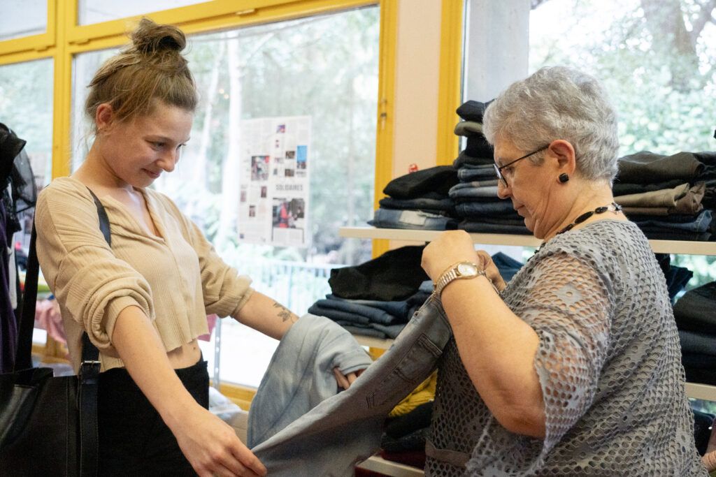 Interactions entre bénévoles et personnes accompagnées lors de la distribution de vêtements de Nancy.