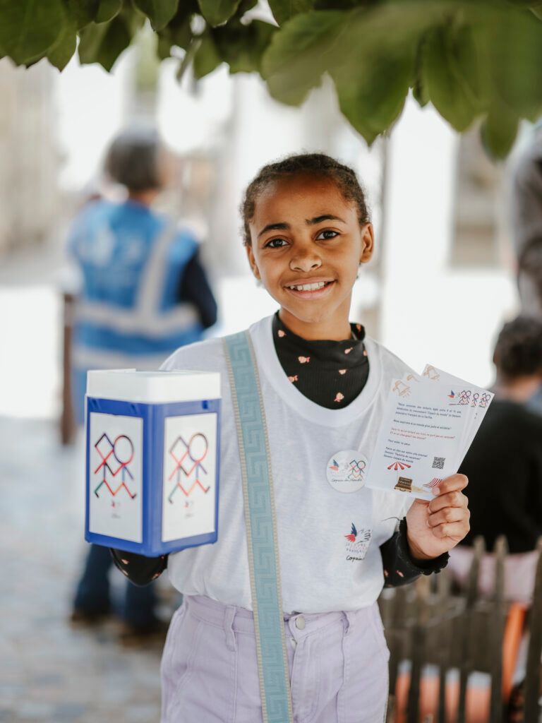 À l’initiative du mouvement d’enfants bénévoles Copain du Monde, une collecte dans les rues, offrant de la limonade, est organisée au Mans le 22 mai. Cette collecte se déroule dans le cadre de la campagne vacances du Secours populaire. 12 à 14 enfants, de 8 à 13 ans, vont ainsi arpenter les rues du centre-ville avec une charrette à limonade, pour tenter de récolter des dons.