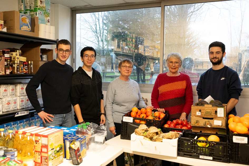 Des étudiants de Saclay, aidés par le Secours populaire.