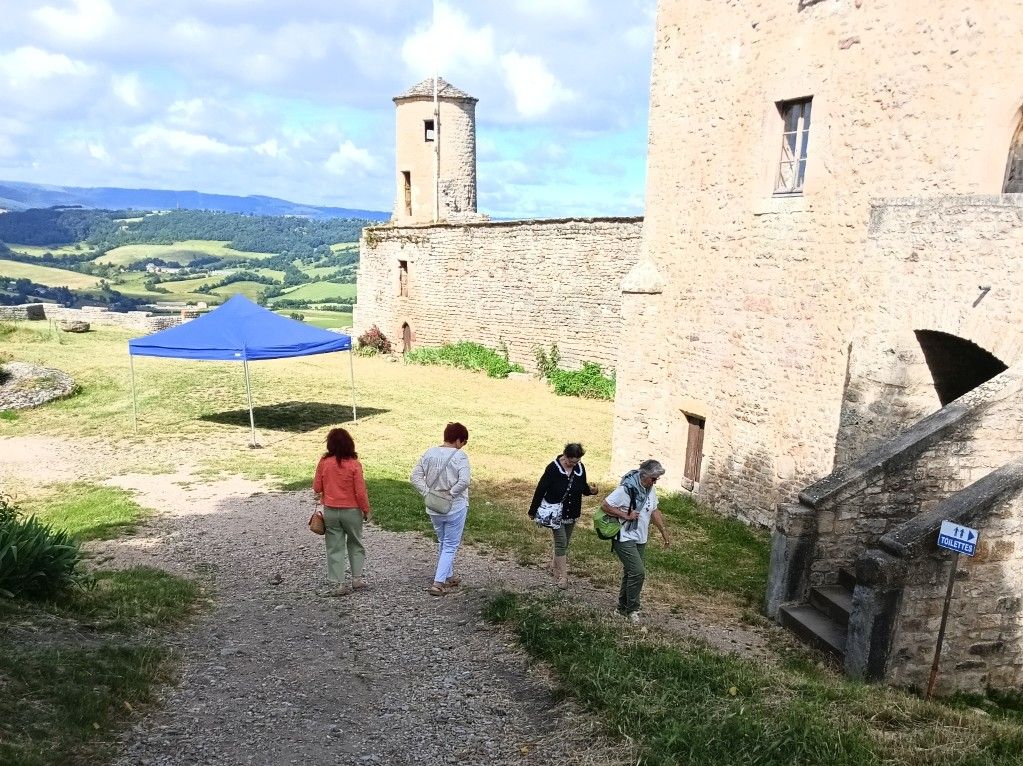 Bénévoles et bénéficiaires entrant dans le château de Sévérac