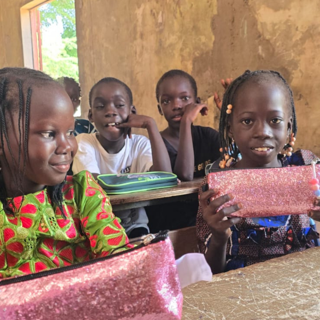 distribution des trousses aux enfants du village de Yayem au Sénégal