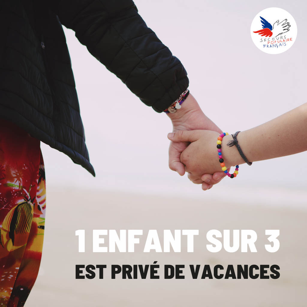 Un enfant et un adulte se tiennent la main