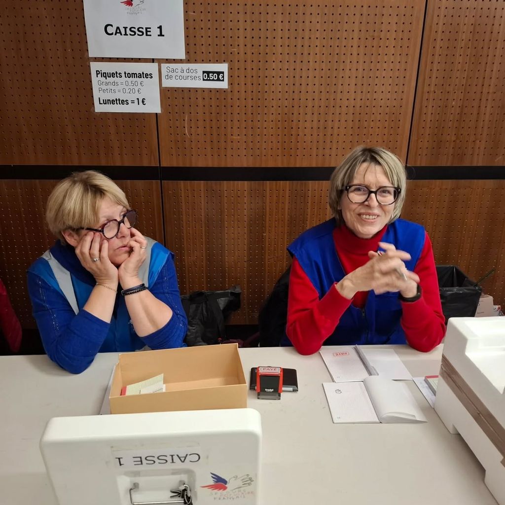 Peut être une image de couette, livre et texte qui dit ’CAISSE 1 Sac dos do urses courses 0.50€ Piquets tomates Grands 0.2D€ Lunettes=1€ 연주하산 2:P4) ドルマメ t AACISS’