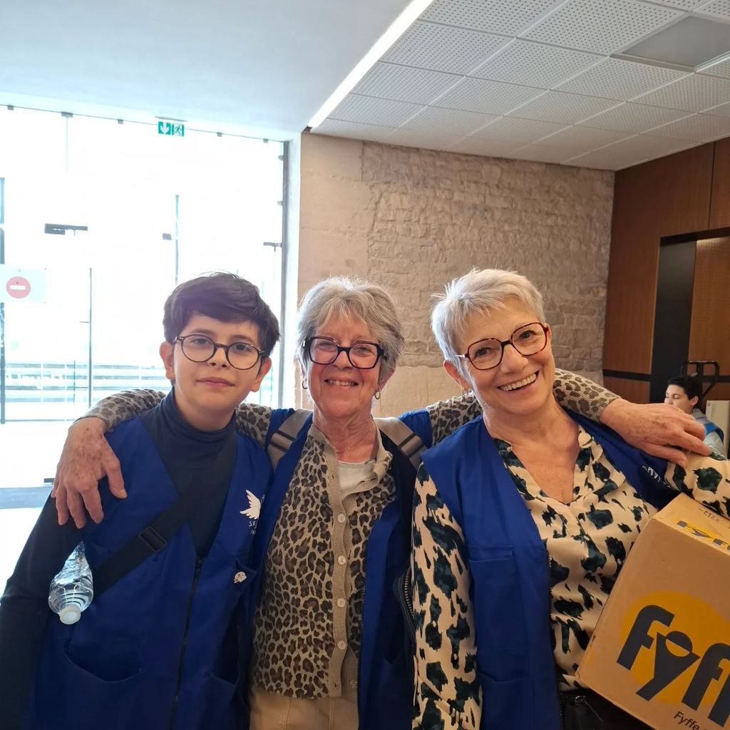 Peut être une image de lunettes, hôpital et texte