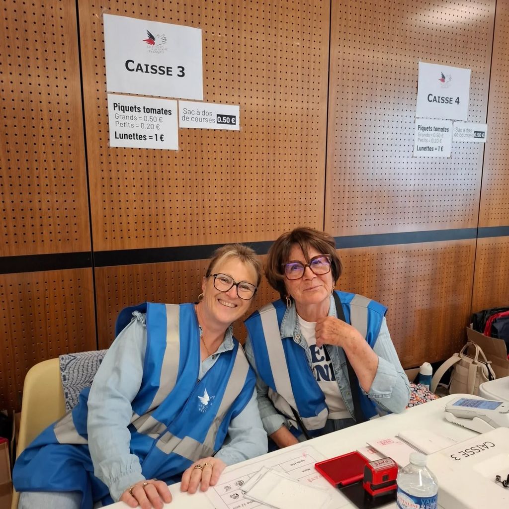 Peut être une image de une personne ou plus, lunettes, hôpital et texte