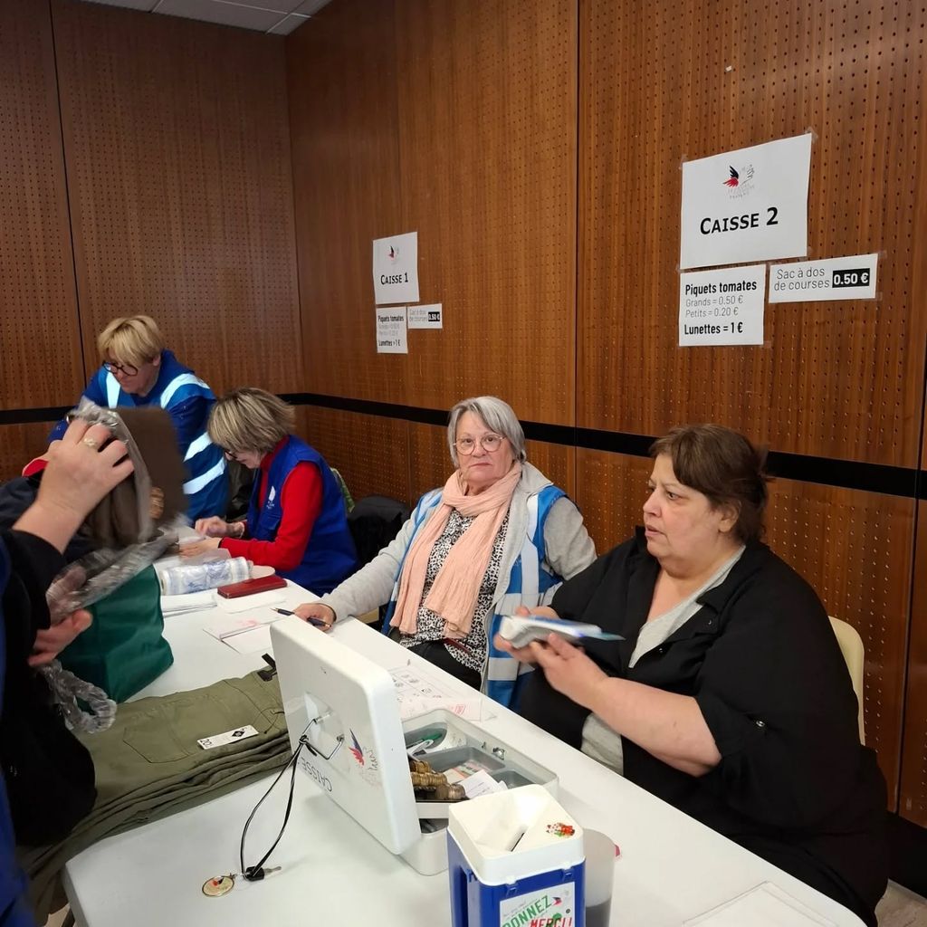 Peut être une image de étudier, hôpital et texte