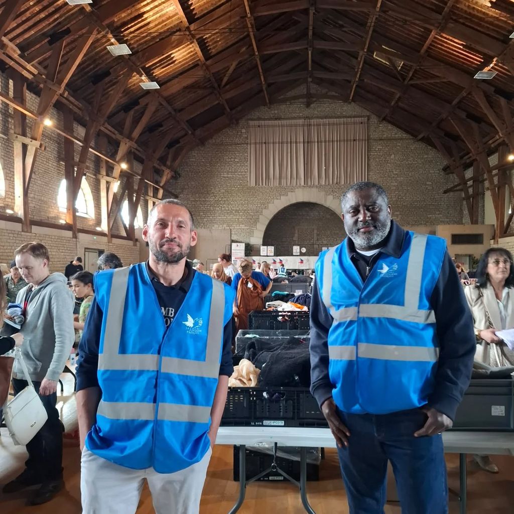 Peut être une image de haut-parleur et texte