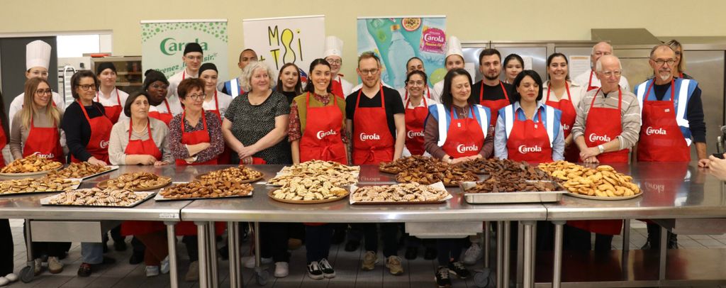 Photo de l'atelier collaboratif de bredeles avec bénévoles, élèves et influenceurs 