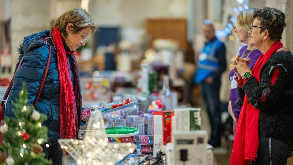 Des bénévoles à la braderie solidaire du Secours populaire à Dijon
