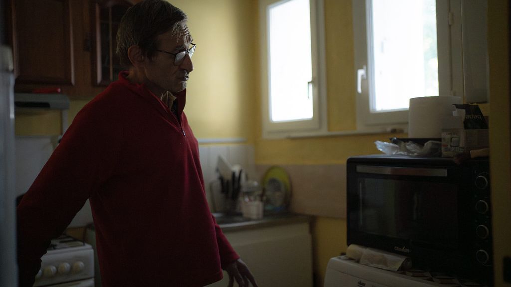 A Nancy, un homme se débat avec la précarité énergétique. Il se tient dans sa cuisine.