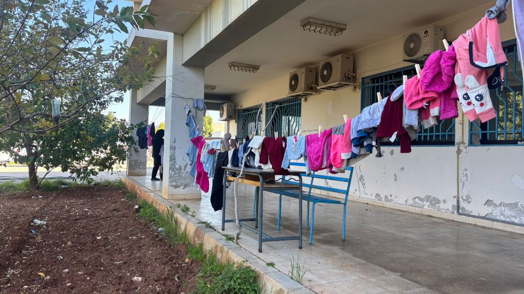 Du linge d'enfant sèche dans un bâtiment de l'école accueillant les familles déplacées - 5 mars 2026, Saïda, Liban