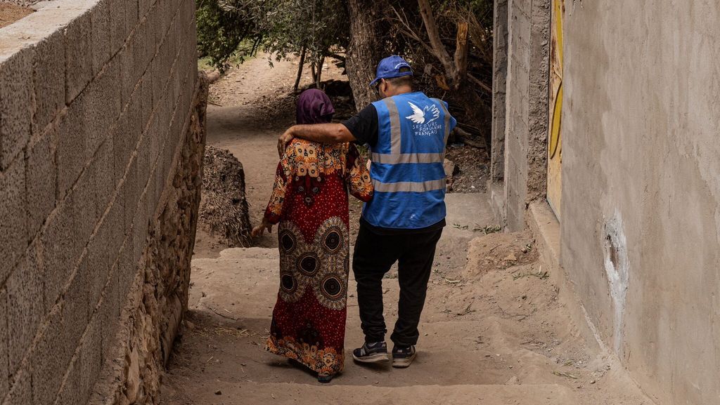 Momo Oudra avec une femme rescapée