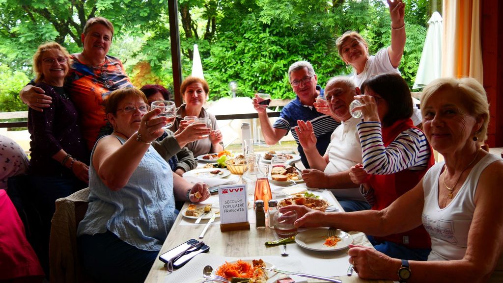 Photo durant un repas du voyage seniors 2024 en Aveyron, organisé par la fédération des Côtes d'Armor du Secours populaire français.