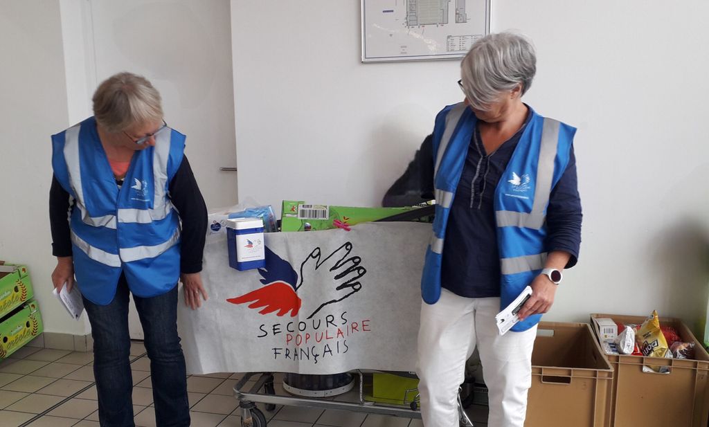 Deux bénévoles à la collecte alimentaire